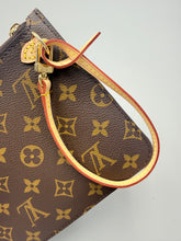 Load image into Gallery viewer, Louis Vuitton Neverfull Monogram pouch with strap