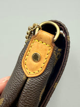 Load image into Gallery viewer, Louis Vuitton Favorite PM Monogram Crossbody with chain