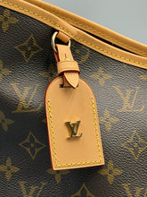 Load image into Gallery viewer, Louis Vuitton Carryall MM monogram with pouch