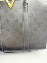 Load image into Gallery viewer, Louis Vuitton Noir Very tote with strap