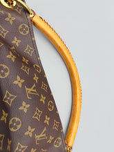 Load image into Gallery viewer, Louis Vuitton Artsy MM monogram with charm