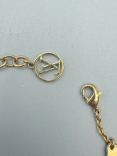 Load image into Gallery viewer, Louis Vuitton Gold Essential V bracelet