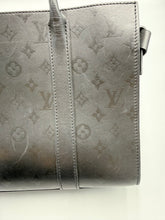 Load image into Gallery viewer, Louis Vuitton Noir Very tote with strap