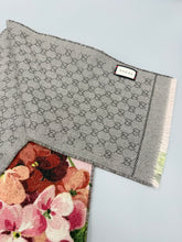 Load image into Gallery viewer, Gucci Blooms Pink wool scarf