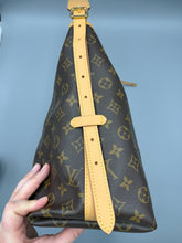 Load image into Gallery viewer, Louis Vuitton Carryall MM monogram with pouch