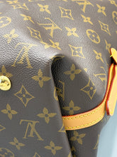 Load image into Gallery viewer, Louis Vuitton Carryall MM monogram with pouch
