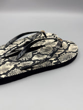 Load image into Gallery viewer, Tory Burch Rubber sandals - size 8