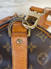 Load image into Gallery viewer, Louis Vuitton Keepall 55 Bandouliere bag with non braned strap
