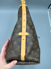 Load image into Gallery viewer, Louis Vuitton Carryall MM monogram with pouch