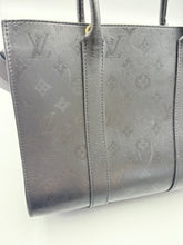 Load image into Gallery viewer, Louis Vuitton Noir Very tote with strap