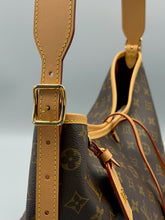Load image into Gallery viewer, Louis Vuitton Carryall MM monogram with pouch