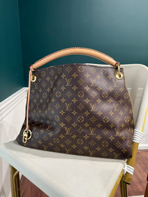 Louis Vuitton Artsy MM Monogram with charm