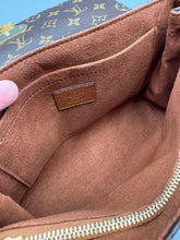 Load image into Gallery viewer, Louis Vuitton Saint placide monogram with caramel and chain