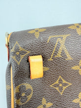 Load image into Gallery viewer, Louis Vuitton Pochette Friendly 2-way bag (crossbody or belt bag)