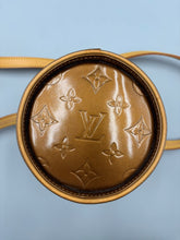 Load image into Gallery viewer, Louis Vuitton Astor Mini Vernis gold bucket bag