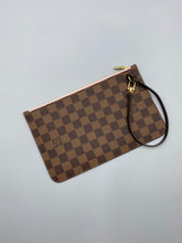 Load image into Gallery viewer, Louis Vuitton Neverfull ebene pouch with rose ballerine