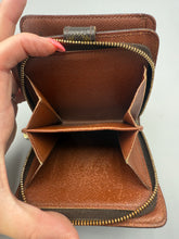 Load image into Gallery viewer, Louis Vuitton snap wallet