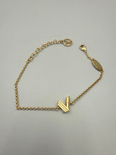 Load image into Gallery viewer, Louis Vuitton Gold Essential V bracelet