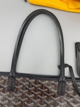 Load image into Gallery viewer, Goyard St. Louis PM black tote with pouch