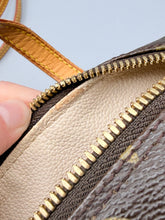 Load image into Gallery viewer, Louis Vuitton Spontini monogram crossbody bag