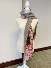 Load image into Gallery viewer, Gucci Blooms Pink wool scarf