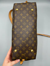 Load image into Gallery viewer, Louis Vuitton Carryall MM monogram with pouch
