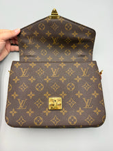 Load image into Gallery viewer, Louis Vuitton Pochette Metis monogram with strap