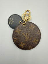 Load image into Gallery viewer, Louis Vuitton Reverse monogram Porte Cle Illustre key charm