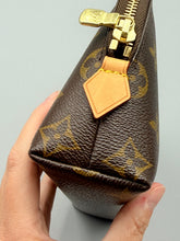 Load image into Gallery viewer, Louis Vuitton Cosmetic Pouch MM monogram