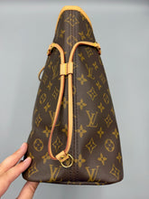 Load image into Gallery viewer, Louis Vuitton Neverfull MM monogram