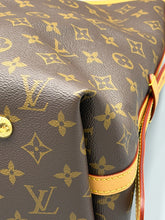 Load image into Gallery viewer, Louis Vuitton Carryall MM monogram with pouch