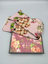 Load image into Gallery viewer, Gucci Blooms Pink wool scarf