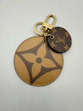 Load image into Gallery viewer, Louis Vuitton Reverse monogram Porte Cle Illustre key charm