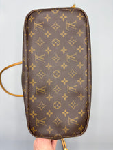 Load image into Gallery viewer, Louis Vuitton Neverfull MM monogram