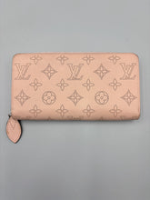 Load image into Gallery viewer, Louis Vuitton Zippy mahina wallet pink