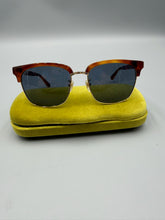 Load image into Gallery viewer, Gucci Like new Square sunglasses