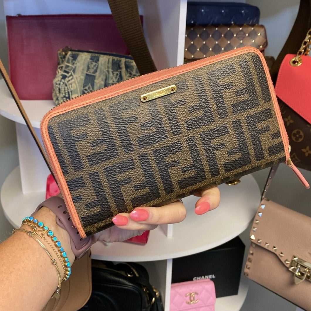 💖FENDI WITH PINK/PEACH INTERIOR💖Zippy wallet