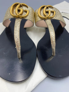 Gucci Marmont thong metallic laminate sandals - size 36