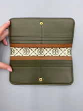 Load image into Gallery viewer, Tory Burch T Monogram long contrast snap wallet