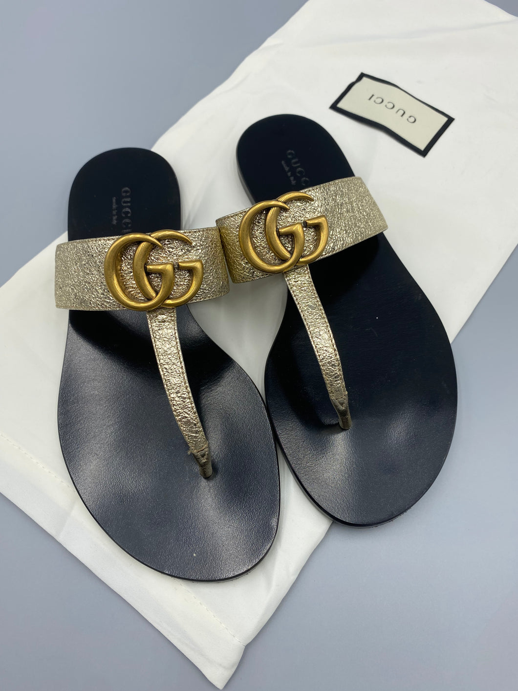 Gucci Marmont thong metallic laminate sandals - size 36