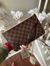 Load image into Gallery viewer, Louis Vuitton Neverfull ebene pouch with rose ballerine